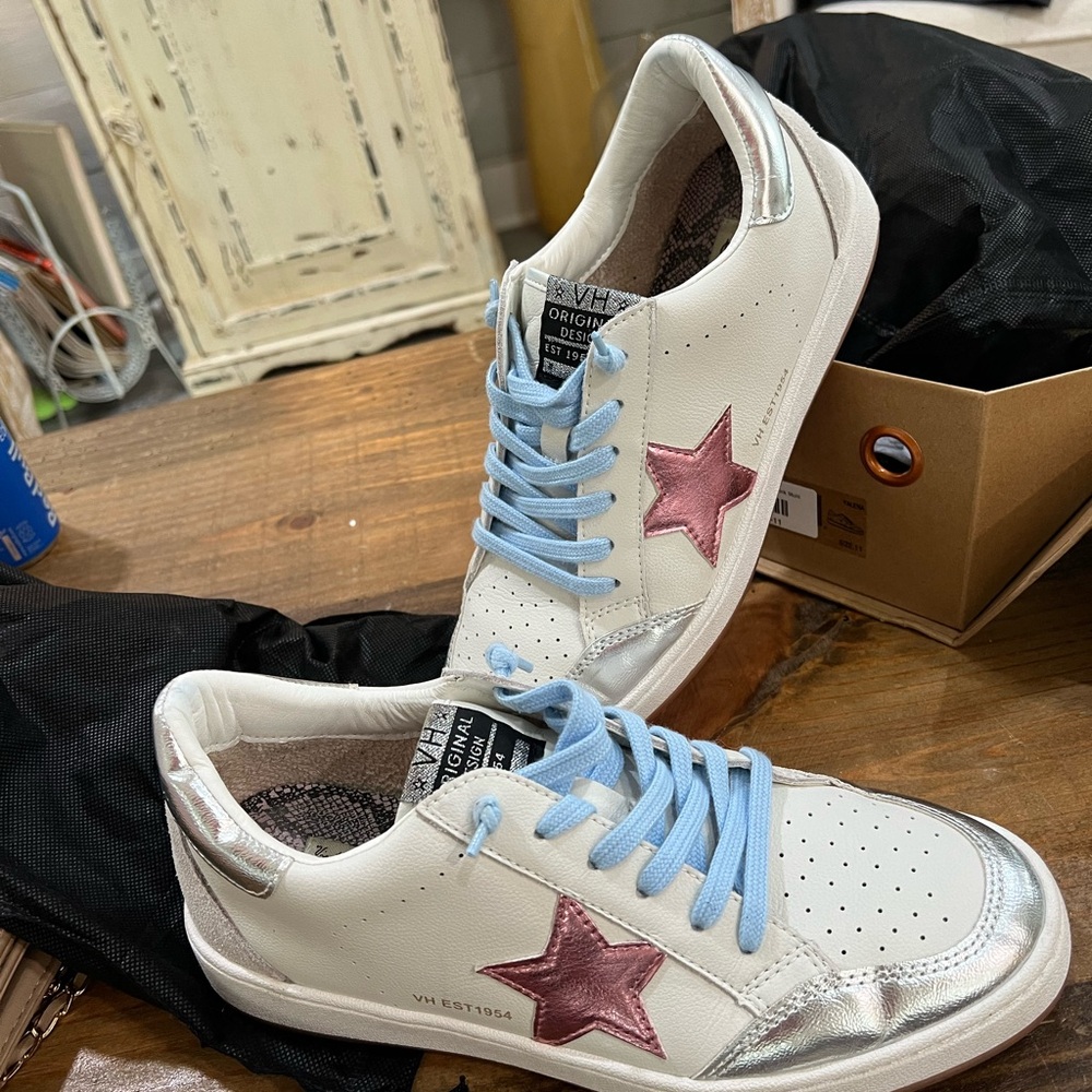 Vintage Havana White Sneakers with Pink Star and Blue Laces
